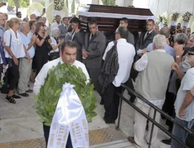 Αυτή τη στιγμή η πολιτική κηδεία του Μάνου Ελευθερίου (φωτο)
